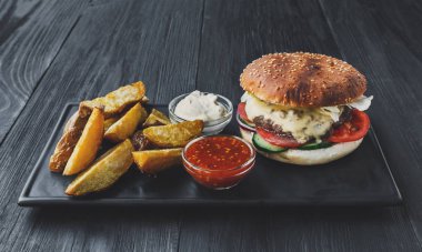 Fast food üstten görünüm götürün. Hamburger, sosisli ve patates