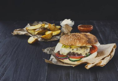 Fast food restoran yemek. Hamburger ve patates dilimleri