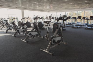 Modern bir spor salonu iç donanımları, fitness egzersiz bisikleti ile