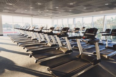 Modern bir spor salonu iç donanımları, fitness kardiyo egzersizi için koşu bandı ile