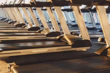 Modern bir spor salonu iç donanımları, fitness kardiyo egzersizi için koşu bandı ile