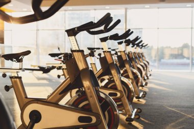 Modern bir spor salonu iç donanımları, fitness egzersiz bisikleti ile