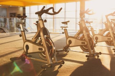 Modern bir spor salonu iç donanımları, fitness egzersiz bisikleti ile