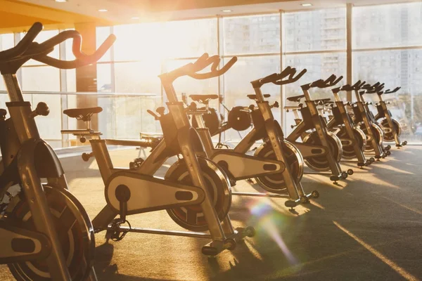 Interior moderno ginásio com equipamentos, bicicletas de exercício de fitness — Fotografia de Stock