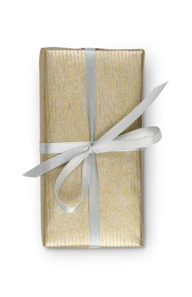 Urodziny wakacje pudełko w złoty papier na białym tle — Zdjęcie stockowe