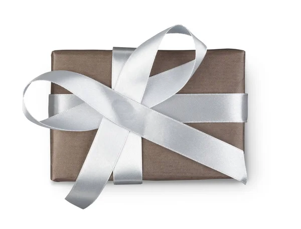 Coffret cadeau anniversaire de Noël en papier d'emballage isolé sur blanc — Photo