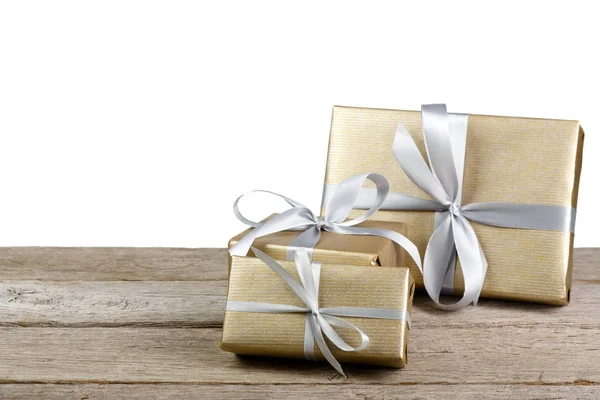Рождественский праздник подарочные коробки, завернутые в бумагу изолированы на белом — стоковое фото