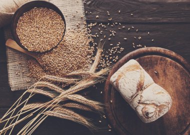 Ekmek fırın arka plan. Kahverengi ve beyaz buğday tahıl somun kompozisyon