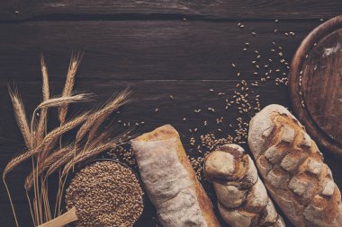 Ekmek fırın arka plan. Kahverengi ve beyaz buğday tahıl somun kompozisyon