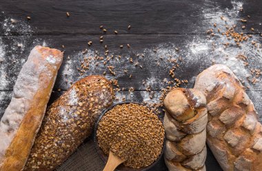 Ekmek fırın arka plan. Kahverengi ve beyaz buğday tahıl somun kompozisyon