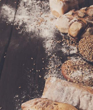 Ekmek fırın arka plan. Kahverengi ve beyaz buğday tahıl somun kompozisyon