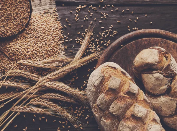 Ekmek fırın arka plan. Kahverengi ve beyaz buğday tahıl somun kompozisyon — Stok fotoğraf