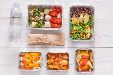 Sağlıklı gıda götürün kutularında, ahşap, üstten görünüm