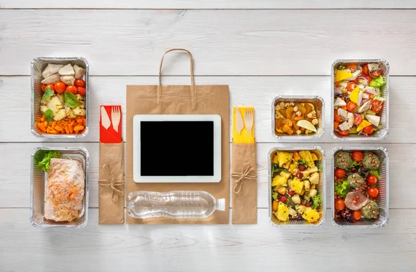 Encomenda on-line de alimentos saudáveis em caixas, vista superior em madeira — Fotografia de Stock