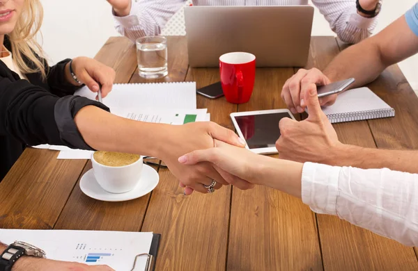 İş kadın el sıkışma office, sözleşme sonuç ve başarılı anlaşması — Stok fotoğraf