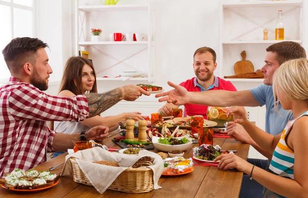 Lidé jedí zdravé jídlo na sváteční stůl večerní párty — Stock fotografie