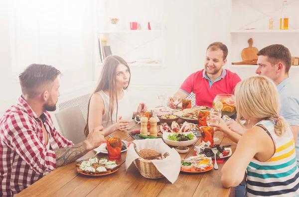 Grupo de personas felices en la cena de mesa festiva —  Fotos de Stock