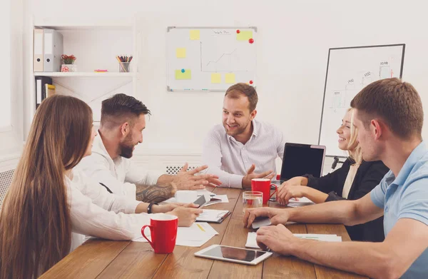 Reunión de negocios. Jóvenes hipsters hombres de negocios y mujeres en la moderna — Foto de Stock