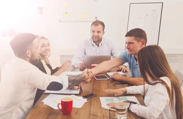 Business-handskakningen på office meeting, avtalaavslutningen och su — Stockfoto