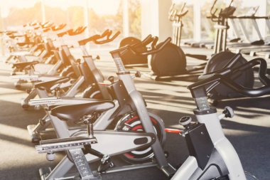 Modern bir spor salonu iç donanımları, fitness egzersiz bisikleti ile