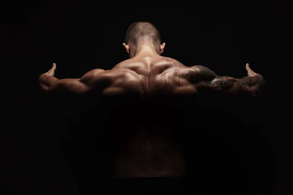 Homme méconnaissable montre muscles du cou fort gros plan — Photo