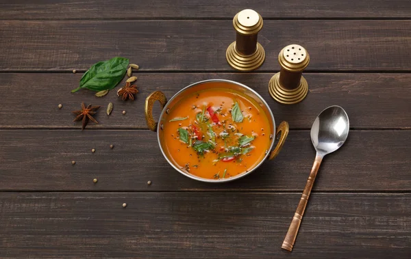 Prato de cozinha indiana Vegan e vegetariana, sopa cremosa de tomate picante — Fotografia de Stock