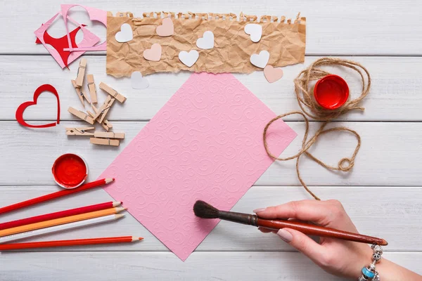 Valentine dag diy handgemaakte maken, bovenaan kaartweergave op hout — Stockfoto