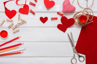 Sevgililer günü el yapımı scrapbooking arka plan, kesme ve yapıştırma kalpler kartı