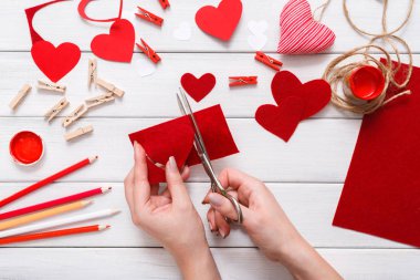 Sevgililer günü el yapımı scrapbooking arka plan, kesme ve yapıştırma kalpler kartı