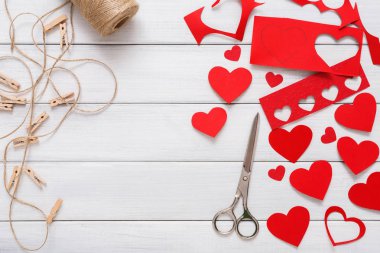 Sevgililer günü el yapımı scrapbooking arka plan, kesme ve yapıştırma kalpler kartı