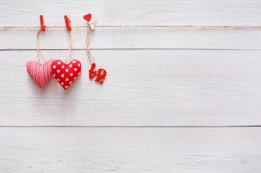 Sevgililer günü arka plan, yastık kalpler tahtaya, kopya alanı çift.