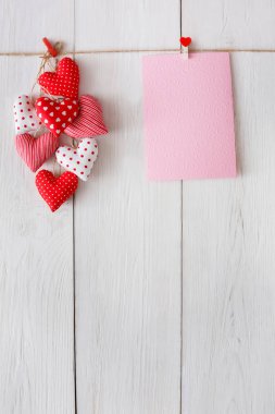 Sevgililer günü arka plan, yastık kalp, ahşap üzerine kart