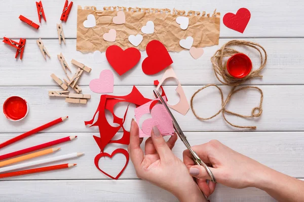 Valentine dag handgemaakte scrapbooking achtergrond, knippen en plakken van harten kaart — Stockfoto