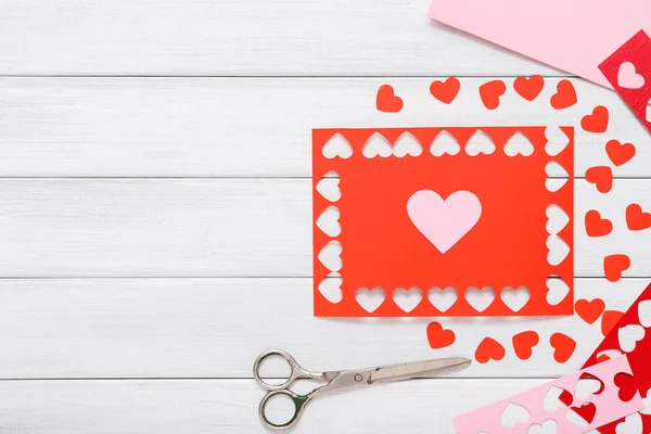 Valentine dag handgemaakte scrapbooking achtergrond, knippen en plakken van harten kaart — Stockfoto