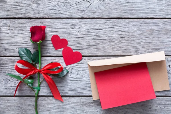 Valentinstag Hintergrund, Herzen, Karte und Rosenblume auf Holz — Stockfoto