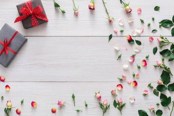 Valentinstag Hintergrund, Geschenk-Boxen und Blumen auf weißem Holz — Stockfoto