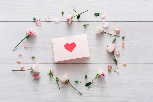 Fond Saint Valentin, coeurs, carte et fleurs sur bois blanc — Photo