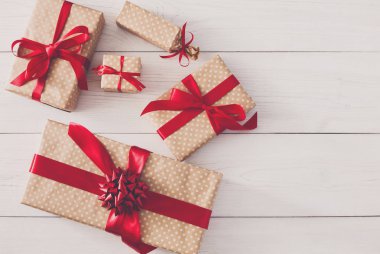 Hediye kutuları üstten görünüm Beyaz ahşap üzerine