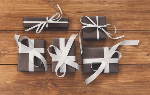 Montones de cajas de regalo en madera, regalos de Navidad en papel —  Fotos de Stock