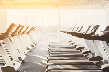 Modern bir spor salonu iç donanımları, fitness kardiyo egzersizi için koşu bandı ile