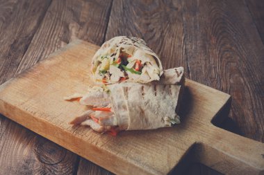 Domuz eti ve sebze ahşap masa börek