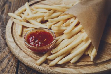 Kızarmış patates cipsi paket servisi olan restoran ahşap üzerine sarılmış.