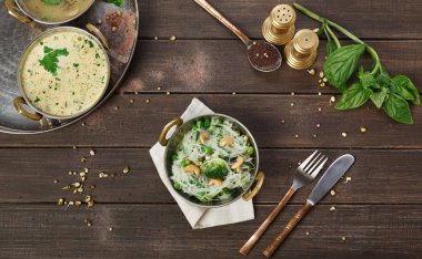 Vegan ve vejetaryen Hint mutfağı yemekleri, sebzeli baharatlı pirinç