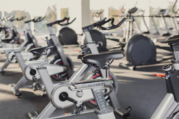 Interior moderno ginásio com equipamentos, bicicletas de exercício de fitness — Fotografia de Stock