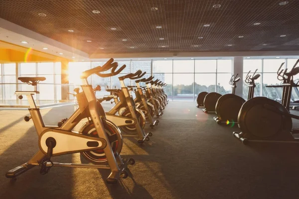 Modernt gym interiör med utrustning, fitness motionscyklar — Stockfoto