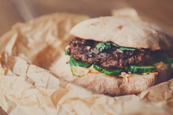 Klassischer amerikanischer Burger, Fast Food auf Holz-Hintergrund — Stockfoto