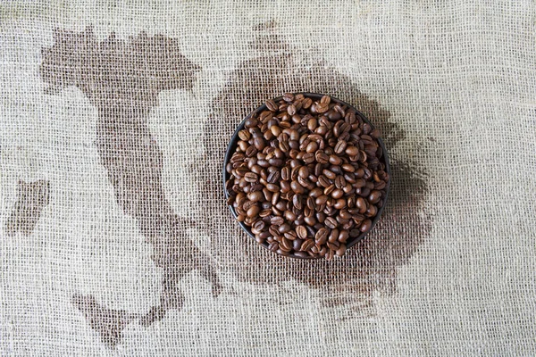 Burlap texture with coffee beans heart shape — Stock Photo, Image