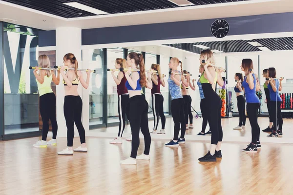 Grupo de mujeres jóvenes en la clase de fitness —  Fotos de Stock