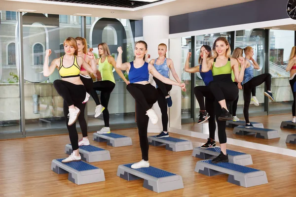 Grupp kvinnor, steg aerobics i fitness-klubben — Stockfoto