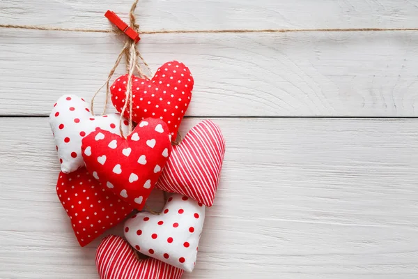 День святого Валентина фон, подушки сердца кучу на дерево, копировать пространство — стоковое фото